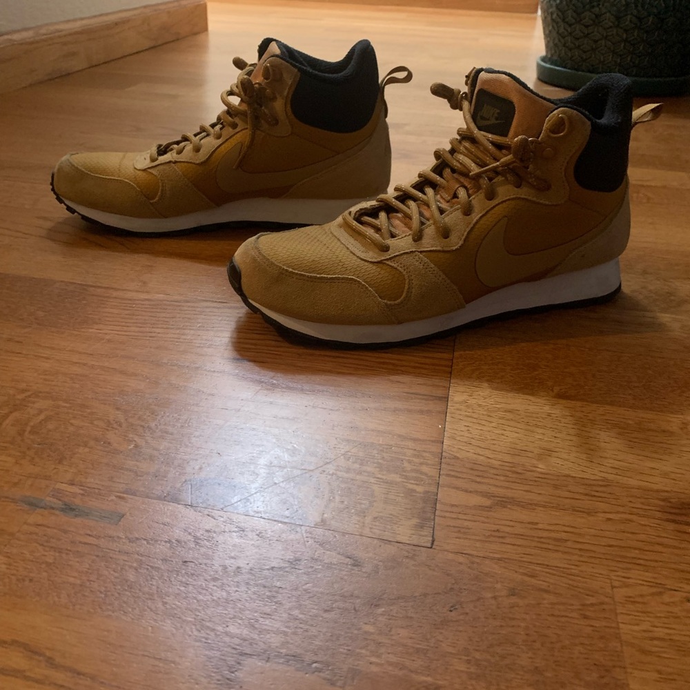 Men’s Nike sneakers lightly used in good conditions